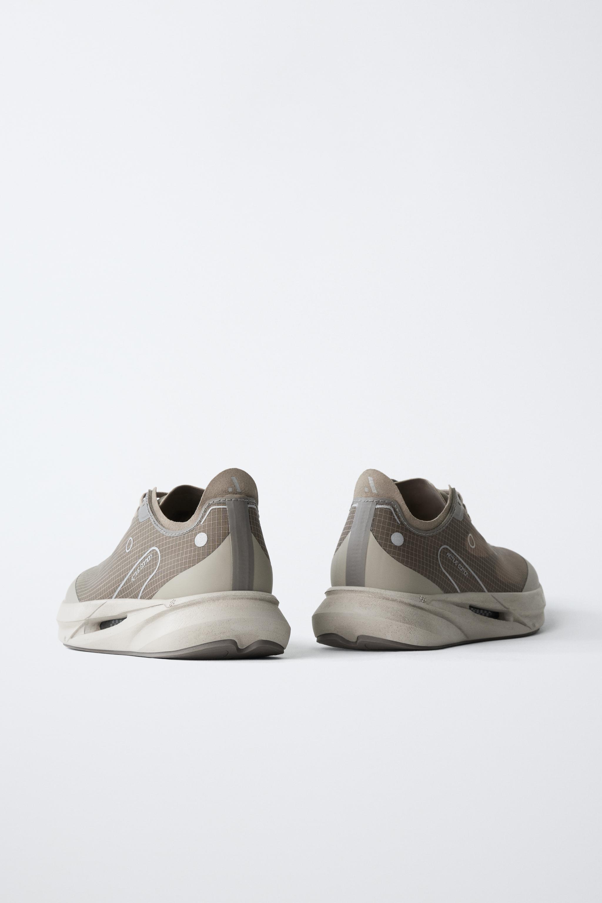 CONTRAST SNEAKERS
